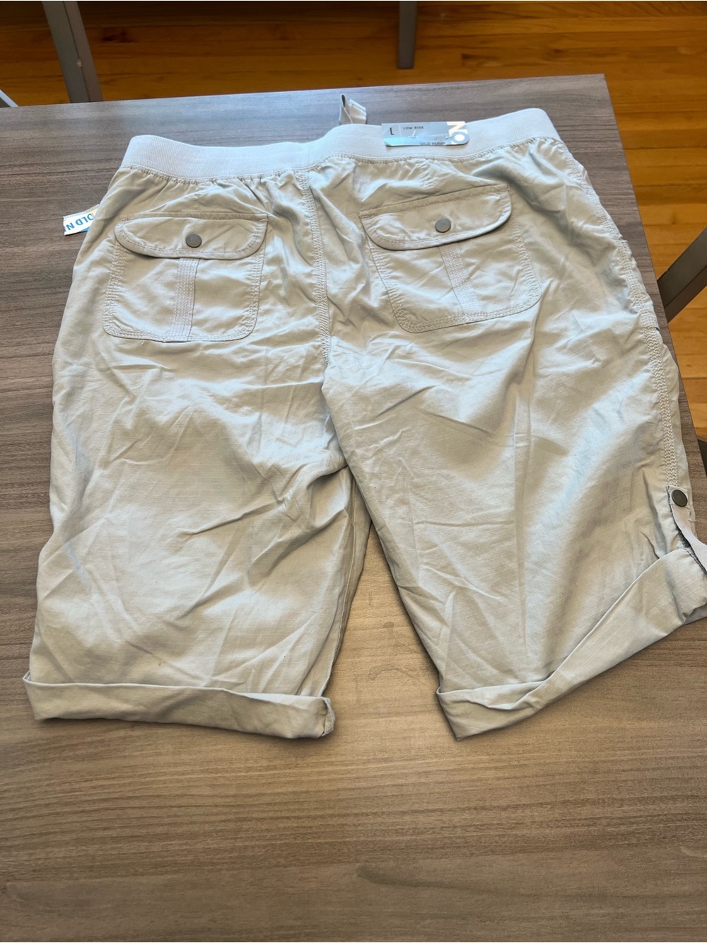 Old Navy Women's Light Gray Low Rise Cargo Shorts with Drawstring Waist - Picture 2 of 4